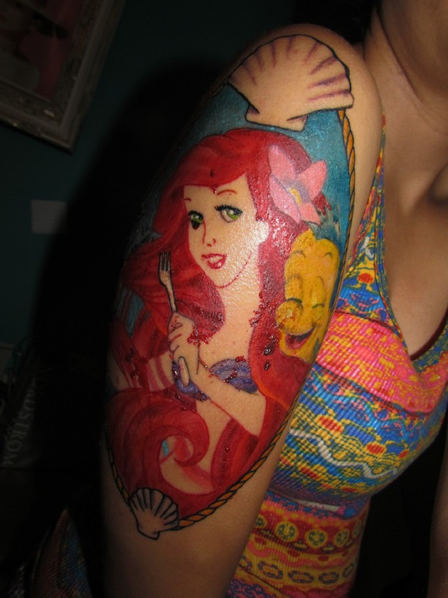 Oldschool Stil hausgemachtes  farbiges Schulter Tattoo mit cartoonischer Meerjungfrau Ariel Porträt