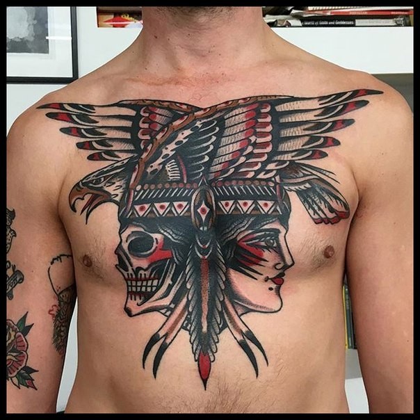 Tatuaje en el pecho,  cráneo y mujer indios y águila, estilo old school estupendo multicolor