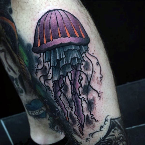 Tatuaje en la pierna, medusa de color púrpura, estilo old school