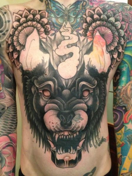 Oldschool Stil mystisch gefärbtes Tattoo an ganzer Brust mit dämonischem Wolf und Blumen