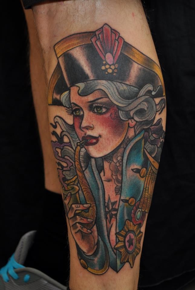 Old school Stil gemalte und farbige rauchende weibliche Piratin Tattoo am Bein