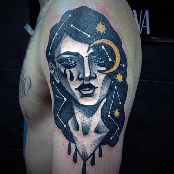 Tatuaje en el brazo, mujer decorada con signo del zodiaco, old school