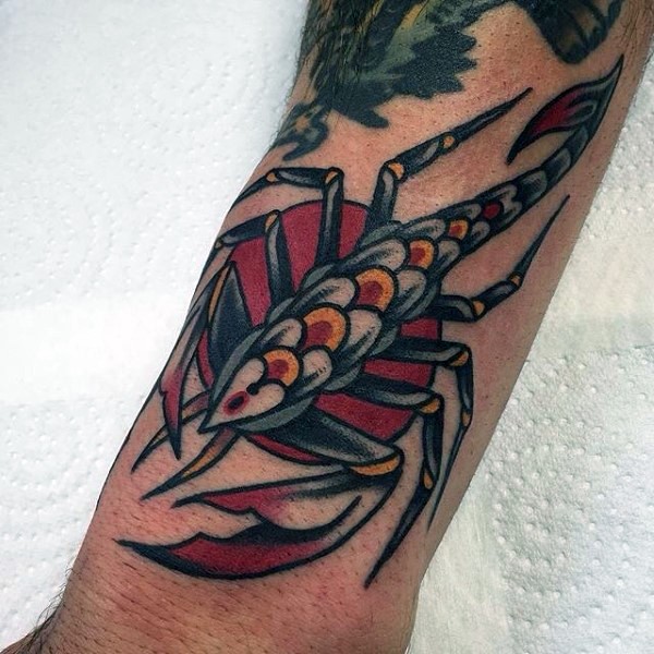 Tatuaje en el brazo, escorpión multicolor con sol rojo, estilo old school
