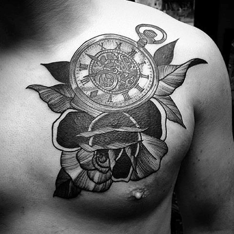 Tatuaje en el pecho,  reloj y flores de colores negro y blanco, estilo old school