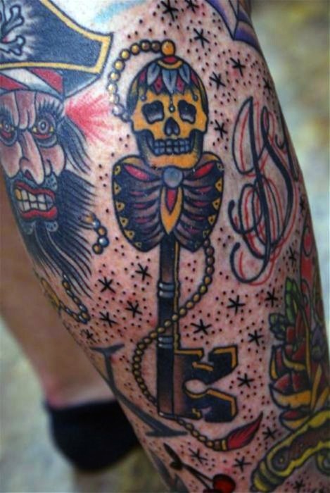 Tatuaje en la pierna, pirata con llave decorada con esqueleto, old school multicolor