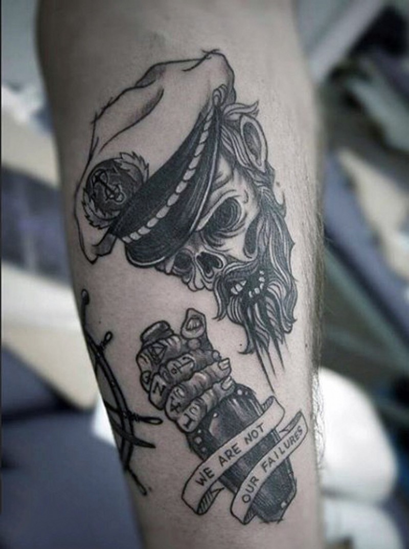 Tatuaje en el antebrazo,
zombi marinero con botella y inscripción