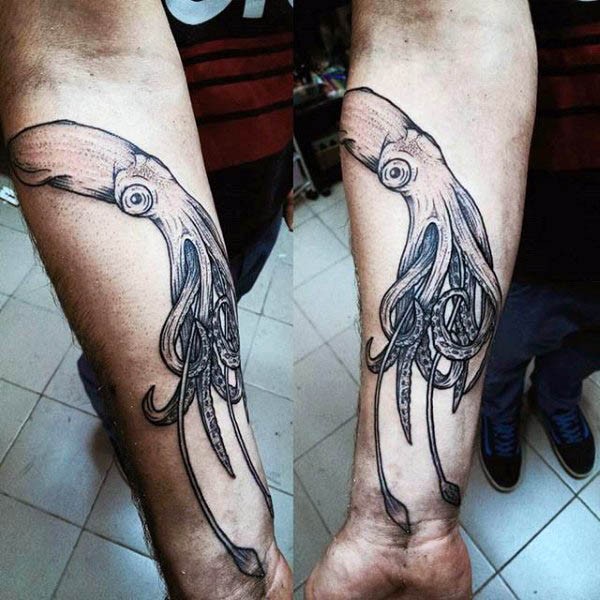 Oldschool Stil schwarzer und weißer Tintenfisch Tattoo am Arm