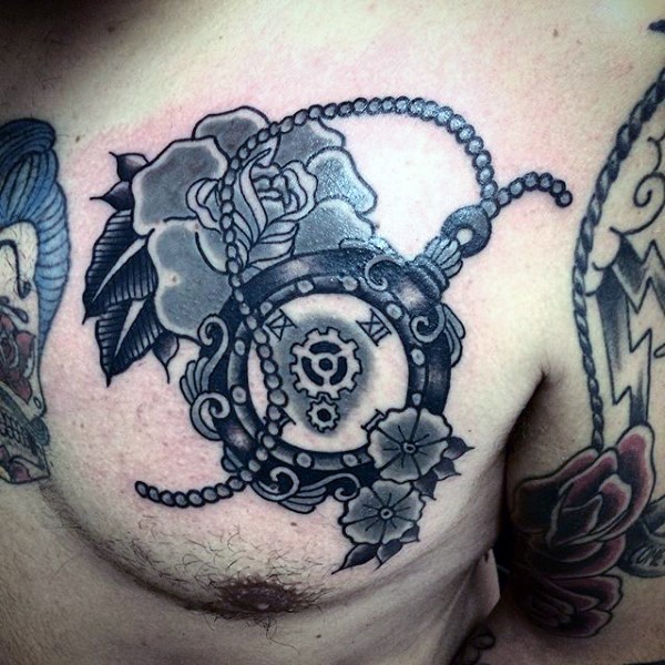Oldschool Stil gemalte schwarze  Uhr mit Blumen Tattoo an der Brust