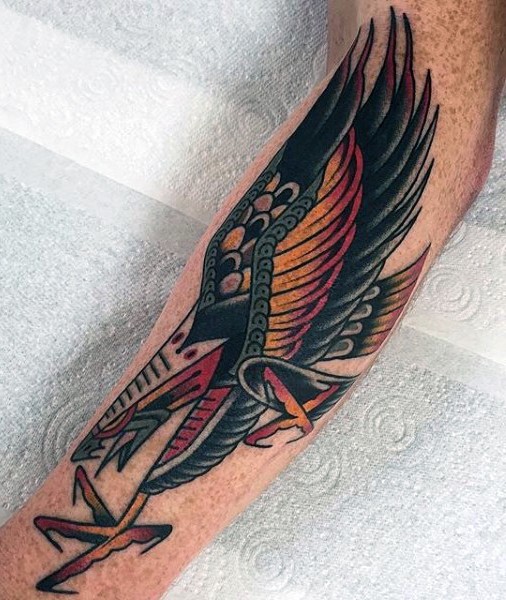 Tatuaje en el antebrazo,  águila fantástica de varios colores, estilo old school