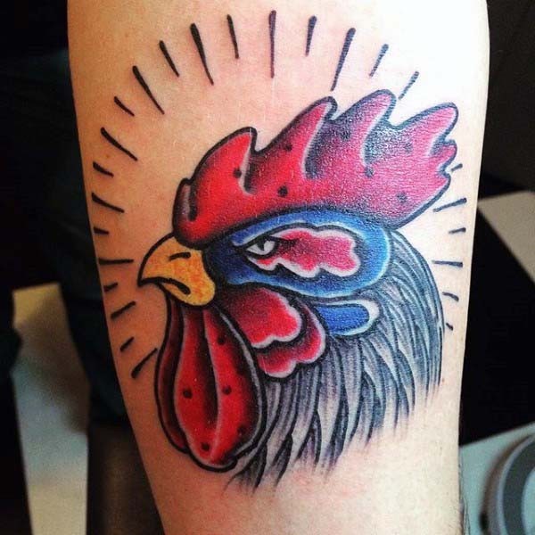 Tatuaje en el antebrazo, cabeza de gallo  enfadado multicolor