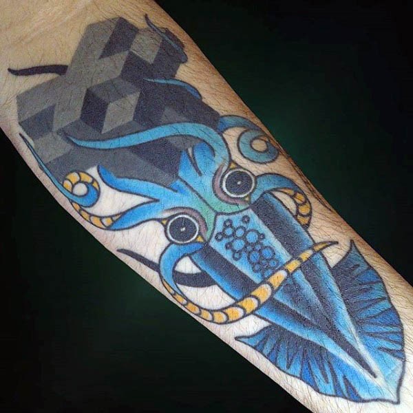Tatuaje en el antebrazo, calamar  azul divertido, estilo old school