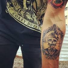 Tatuaje en el antebrazo, retrato de  esqueleto caballero en el marco