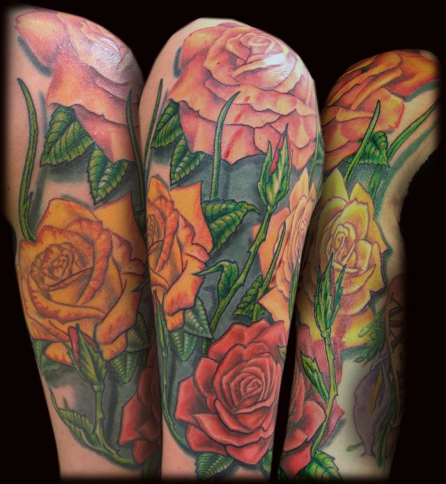 Tatuaje en el brazo, rosas románticas de varios colores
