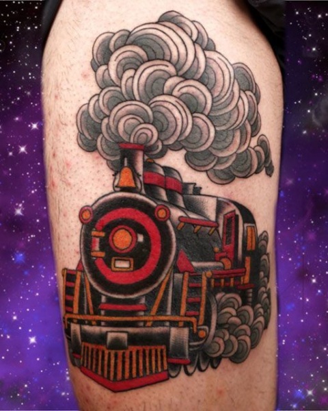 Estilo da velha escola pintada tatuagem de trem com muito vapor