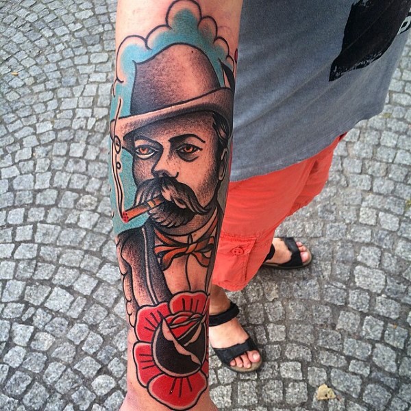 vecchio stile d&quotepoca colorato gentiluomo fumando tatuaggio su braccio