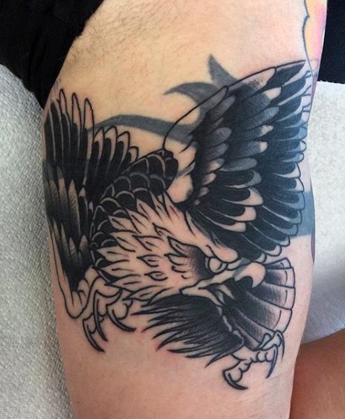 Tatuaje en la pierna,  águila americana enfadada que grita