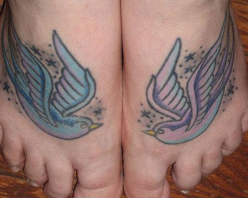 Tatuaje con dos pamelas gemelas en los pies