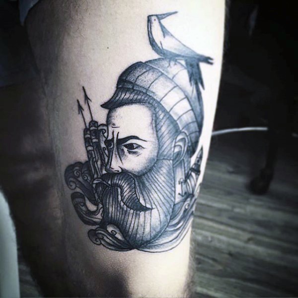 Tatuaje negro blanco en el muslo, 
marinero severo en estilo vintage