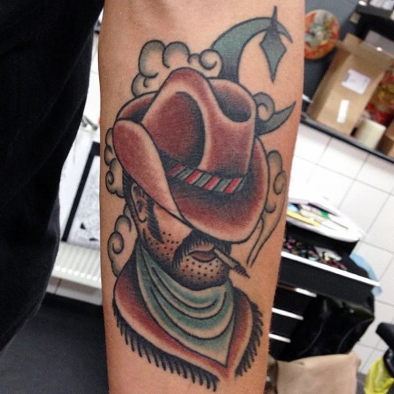 Tatuaje en el brazo,
hombre vaquero con sombrero hermoso, estilo occidental