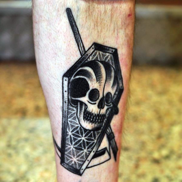 Tatuaje en la pierna, ataúd con cráneo y guadaña, estilo viejo