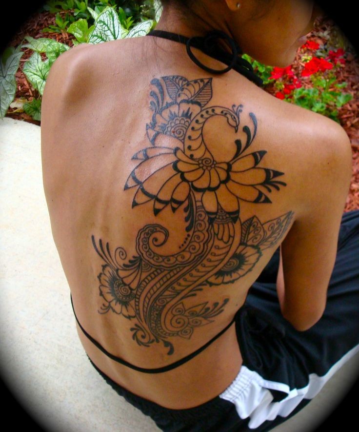 vecchio stile bianco e nero uccello con fiori tatuaggio su spalla