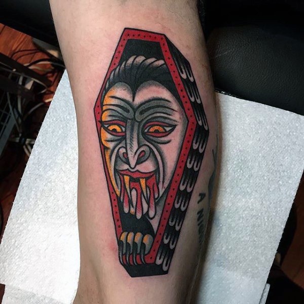 Tatuaje en el brazo, ataúd con imagen de vampiro sanguinario, estilo viejo