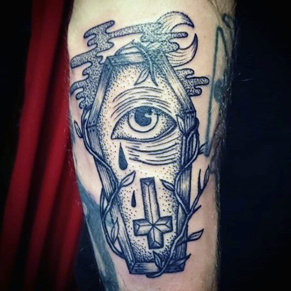 Tatuaje  de ataúd con ojo llorando y cruz invertida