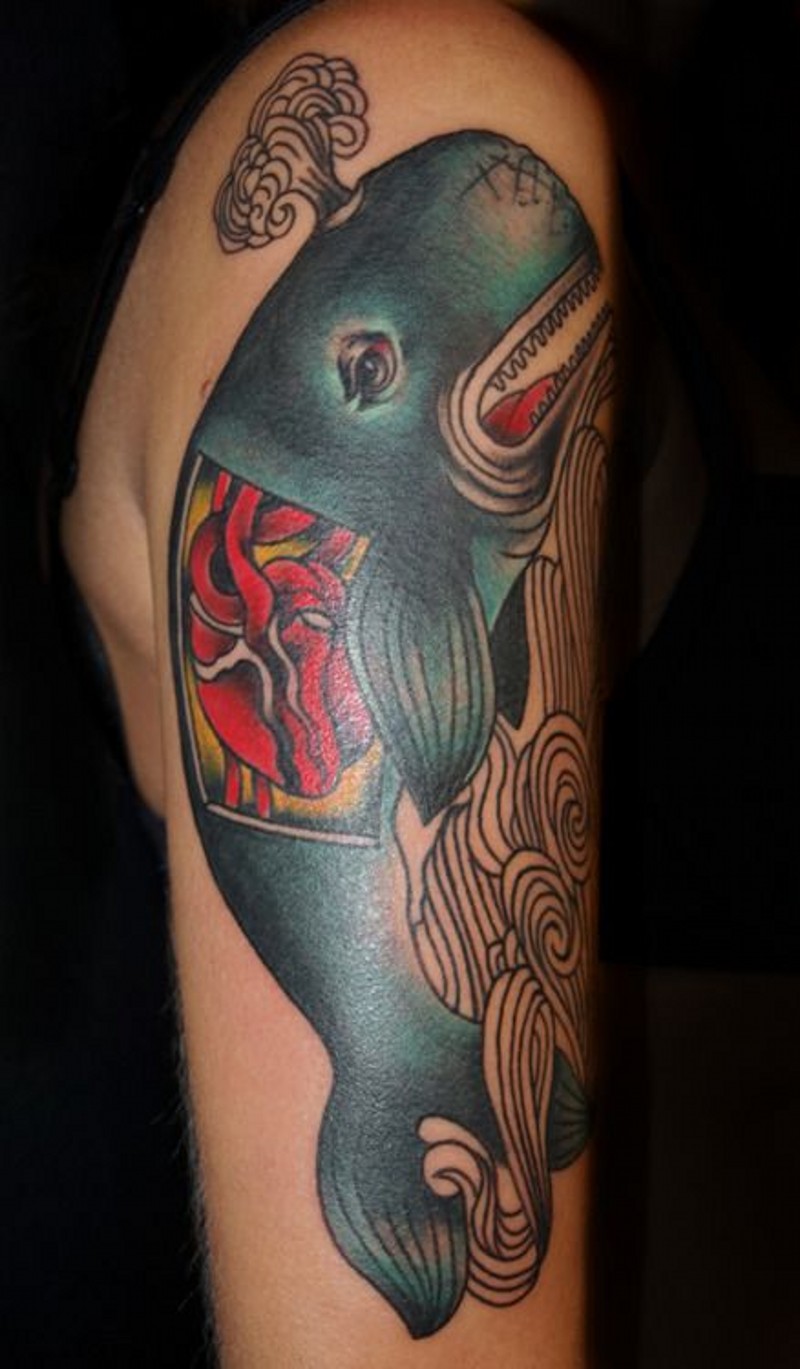 Tatuaje en el brazo, ballena estilizada con corazón grande, estilo viejo