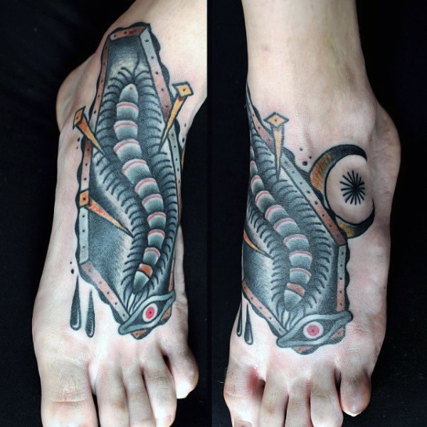 Tatuaje en el pie, ataúd con gusano grande y clavos, estilo viejo
