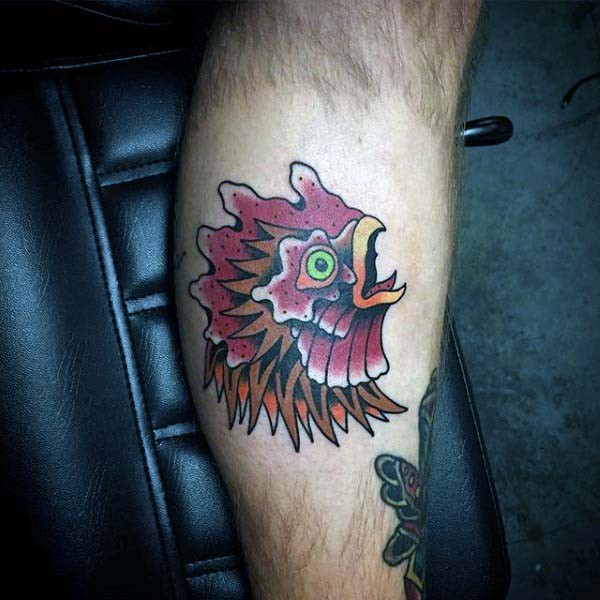 Tatuaje en la pierna, cabeza de gallo bonito, estilo viejo