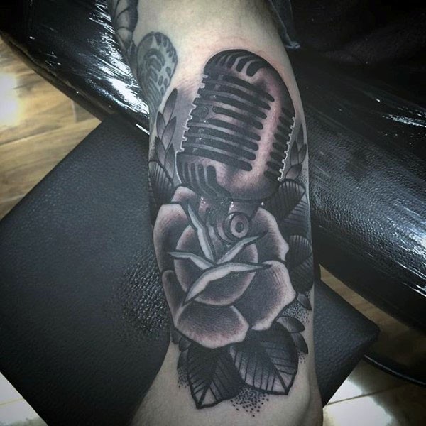 Tatuaje  de micrófono retro y flor, estilo viejo negro blanco