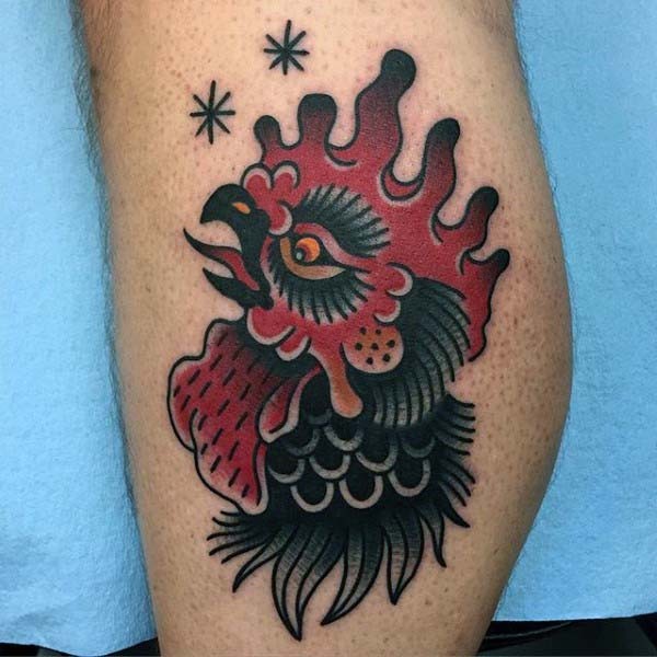 vecchio stile colorato piccolo testa gallo con stelle tatuaggio su gamba