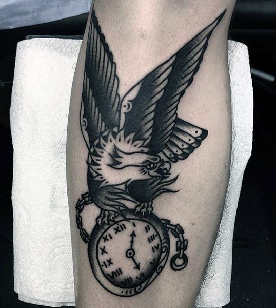 Tatuaje en la pierna,  águila americana con reloj retro, estilo viejo