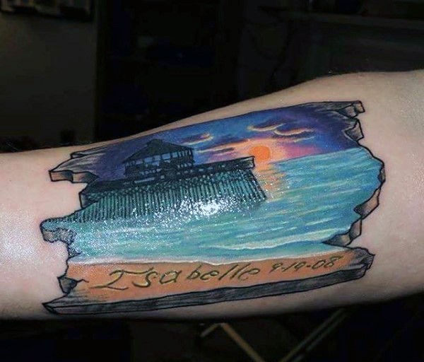 Alte Tablette mehrfarbiger Meer und Sonnenuntergang mit Schriftzug Tattoo am Arm
