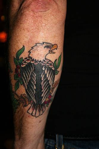 Tatuaje en color con el águila en el brazo