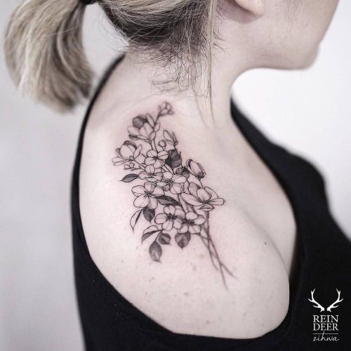 No ombro tatuagem de flores por Zihwa