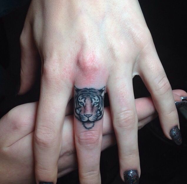 Erschütterndes Tattoo von Tigerkopf auf dem Finger