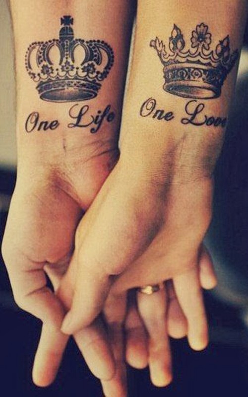 citazione d&quotamicizia vita e amore con corona tatuaggio su due polsi