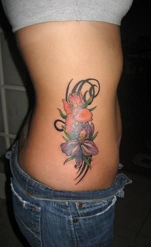 arancione e bordo fiori ibisco tatuaggio su costolette