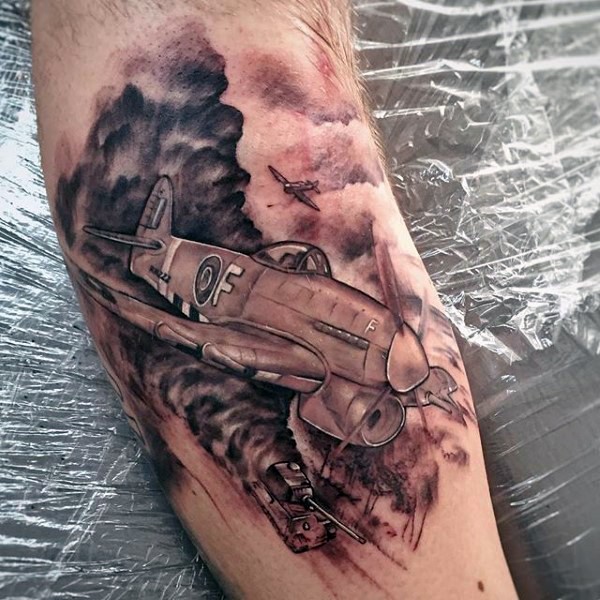 Tatuaje en el antebrazo, avión de combate impresionante realista