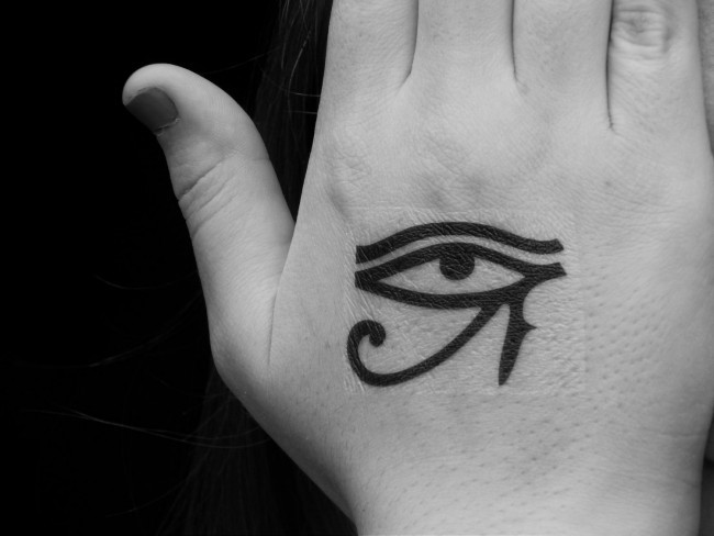 Tatuaje en la mano,  símbolo egipcio antiguo Ojo de Horus