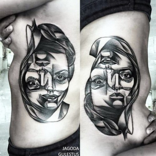 Originales schwarzweißes abstraktes Porträt der Frau Tattoo an der Seite