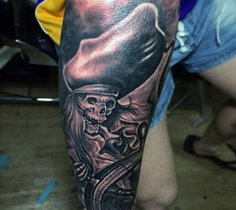 Originales schwarzweißes Piraten-Skelett Tattoo am Bein