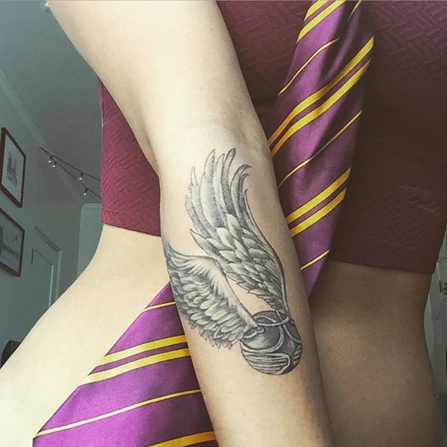Originales schwarzweißes sehr detailliertes Unterarm Tattoo mit Harry Potters Spielball