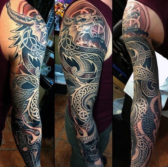 Tatuaje en el brazo, dragón alucinante en estilo celta