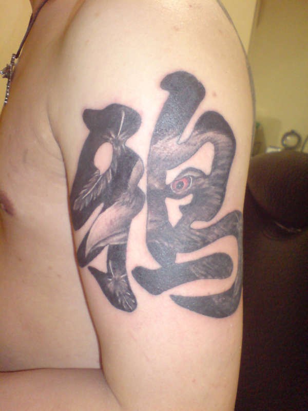 Originelles chinesisches Tattoo mit Symbol und Krähe