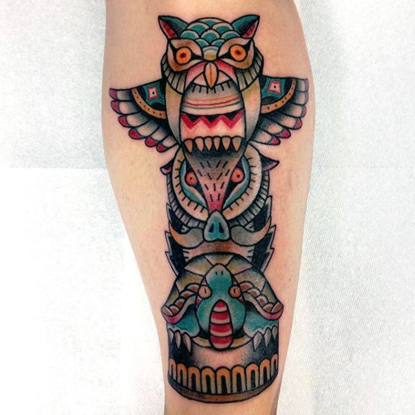 Tatuaje en la pierna, tótem tribal divino multicolor