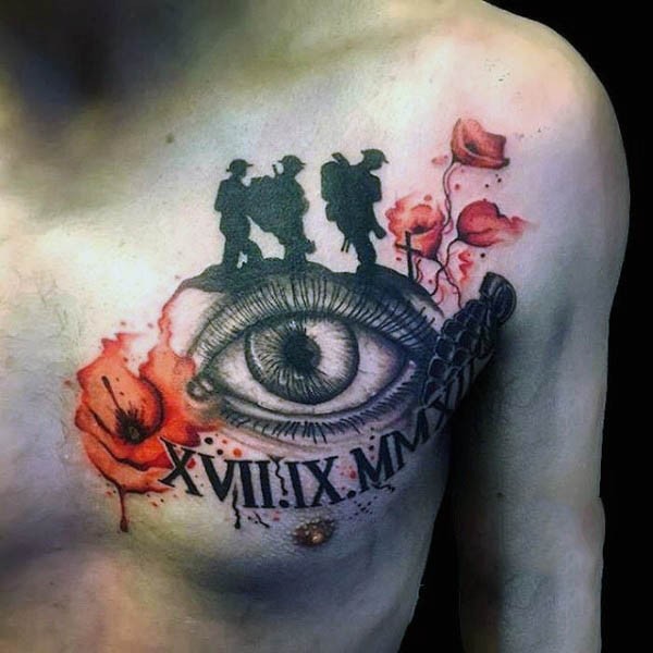 Tatuaje en el pecho, ojo con soldados y amápolas y fecha