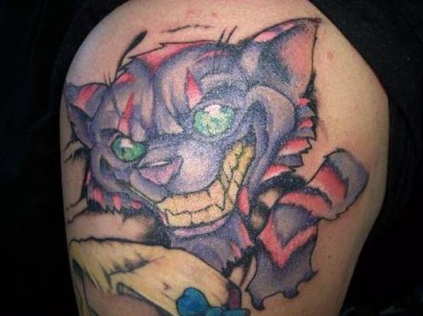 Tatuaje en el brazo, gato travieso de color púrpura