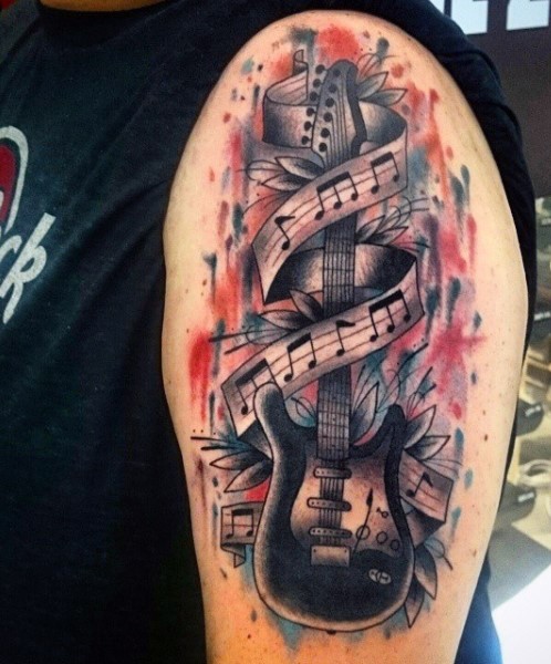Tatuaje en el brazo, guitarra eléctrica con notas musicales